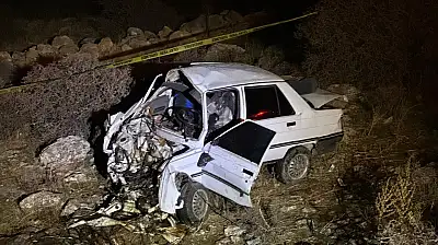 Otomobil kayalıklara çarptı: 1 ölü, 1 yaralı