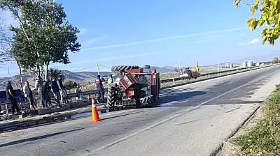 Otomobille çarpışan traktör ikiye bölündü
