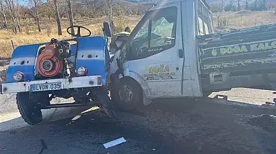 Patpatla kamyonet çarpıştı 1 ölü 2 yaralı