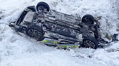 Polis Aracı Şarampole Uçtu: 2 Polis Yaralandı