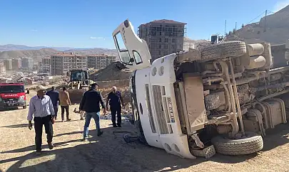 Battalgazi'de Hafriyat Kamyonu Devrildi Sürücü Yaralandı
