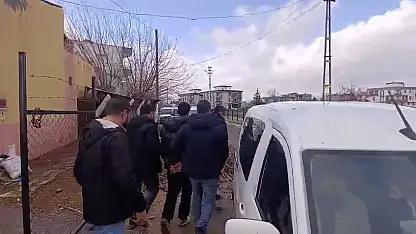 Bacaklarından bıçaklanan genç hastaneye kaldırıldı