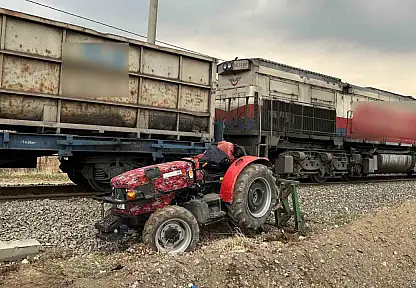 Raylardan Geçmeye Çalışan Traktöre Tren Çarptı: 1 Yaralı