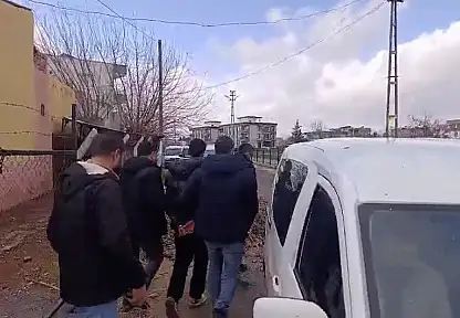 Bacaklarından bıçaklanan genç hastaneye kaldırıldı