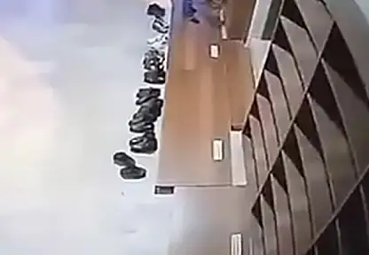 Camide ayakkabı hırsızlığı