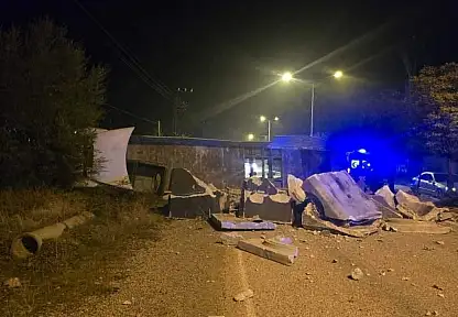 Malatya'da devrilen tır yolu kapattı