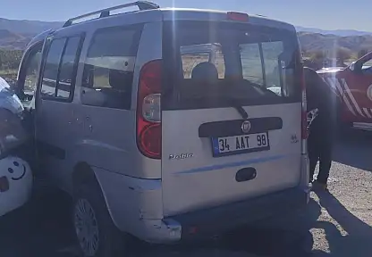 Malatya'da minibüs ile hafif ticari araç çarpıştı 3 yaralı