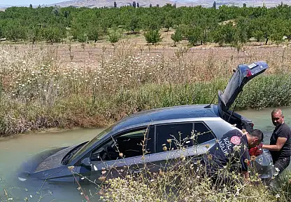 Malatya'da otomobil dereye uçtu: 2 yaralı