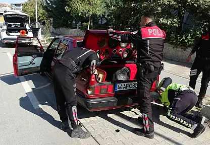 Malatya'da polisten kaçan araç kaza yaptı İçinden ne çıktı?