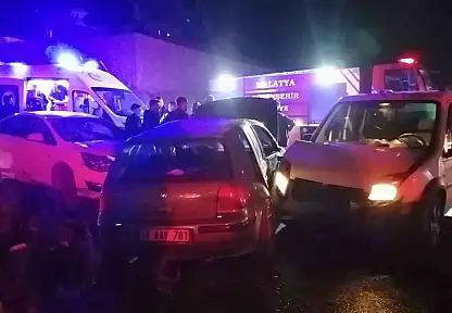 Malatya'da üç aracın karıştığı kazada 2 kişi yaralandı
