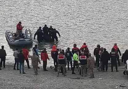 Otomobil Baraja Düştü 3 Ölü