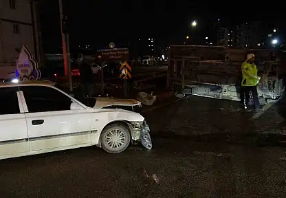 Otomobil ile çarpışan kamyonet devrildi: 1 yaralı