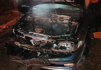 Park halindeki otomobil alev alev yandı