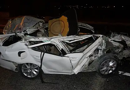 Park halindeki tıra çarpan otomobil hurdaya döndü: 2 yaralı