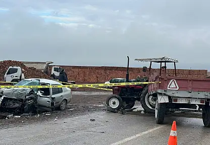 Traktör Otomobille Çarpıştı: 1 Ölü, 2 Yaralı