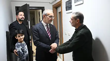 Berat Kandili'nde Acıyı Paylaşan Bir Vali