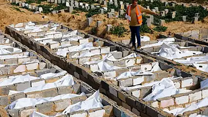 Gazze'de kimliği belirsiz şehitler defnedildi