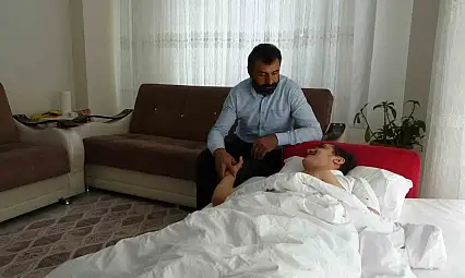 Depremde dili boğazına kaçan Muhammed'in yaşam mücadelesi sürüyor