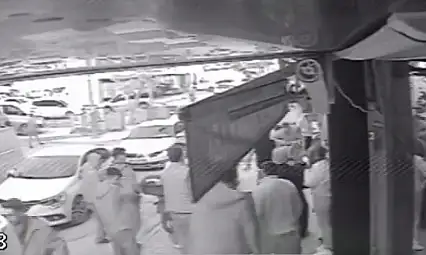 Genç kızlara el-kol hareketi yumruklu kavgayla sona erdi