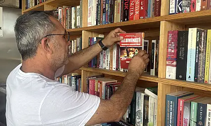 İşlettiği büfede 800 eserlik kütüphane kurdu