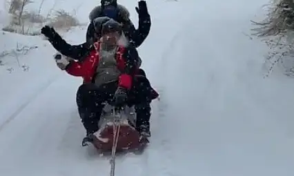Malatya'da traktör arkasında karda 'sörf'