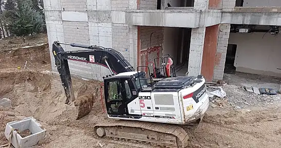 İş makinesi ile duvar arasında sıkışan işçi hayatını kaybetti