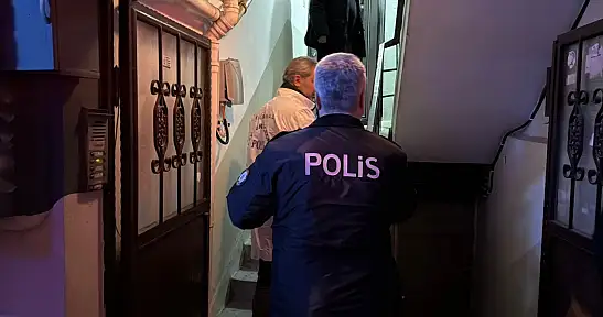 Yaşlı adam apartmanın merdiven boşluğunda ölü bulundu