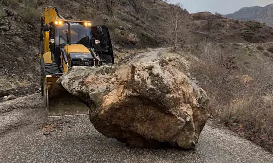 Heyelan nedeniyle kapanan köy yolu yeniden ulaşıma açıldı