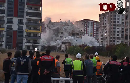 13 katlı bina patlayıcı kullanılarak yıkıldı