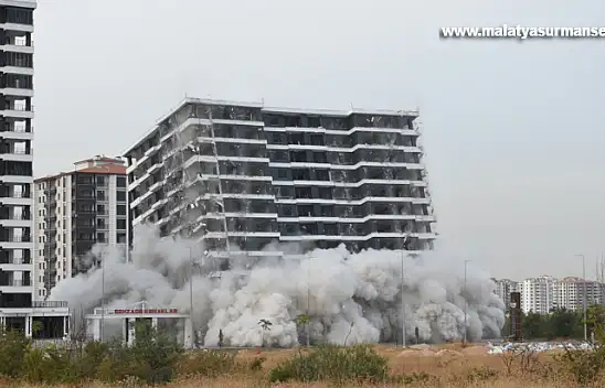 14 Katlı Bina Patlayıcı Kullanılarak Yıkıldı