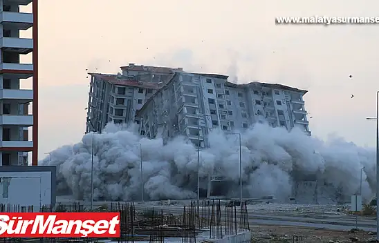 Ağır Hasarlı 15 Katlı 2 Bina Patlayıcı Kullanılarak Yıkıldı
