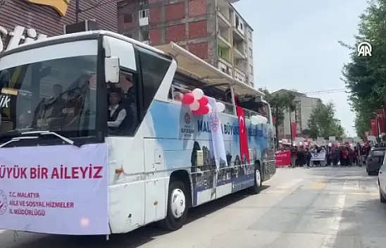 Aile haftası için süslenen otobüsün geçişi