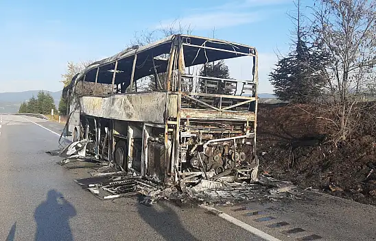 Alev topuna dönen yolcu otobüsü tamamen yandı