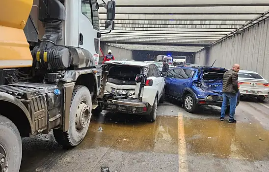 Alt Geçitte Kaza 7 Araç Birbirine Girdi 6 Yaralı