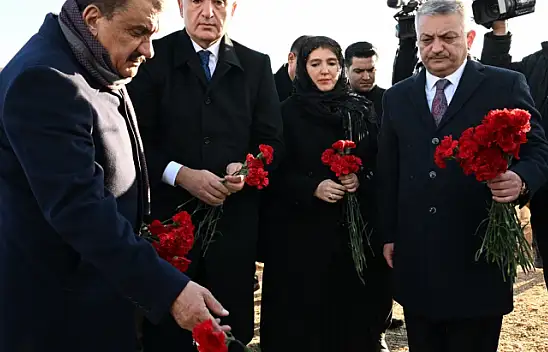 Bakan Ersoy, Malatya'da depremde hayatını kaybedenlerin mezarlarını ziyaret etti