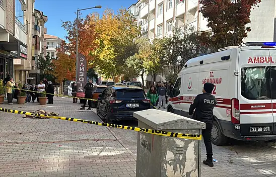 Balkondan Düşen Yaşlı Adam Olay Yerinde Can Verdi