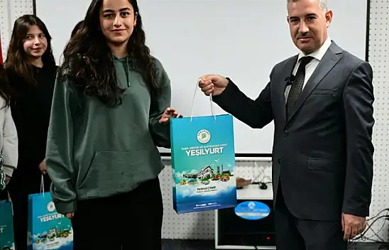 Başkan Çınar, Üniversite Sınavlarına Hazırlanan Öğrencilere Tyt Ve Ayt Hazırlık Seti Dağıttı