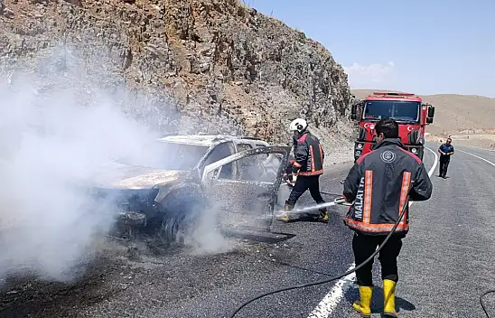 Bilinmeyen Nedenle Alev Aldı! Malatya'da Otomobil Kül Oldu
