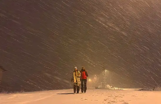 Bingöl-Elazığ kara yolunda yoğun kar yağışı ulaşımı olumsuz etkiliyor