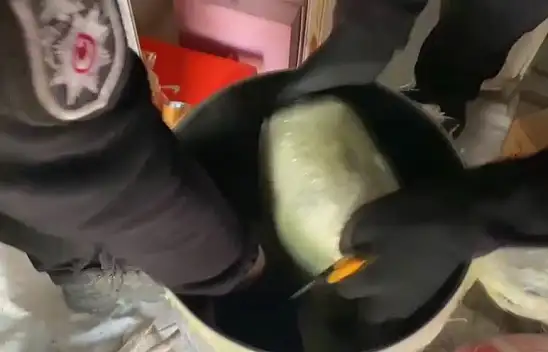 Buzdolabında Gizlenmiş Skunk  3 Şüpheli Tutuklandı