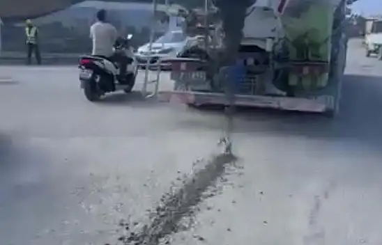 Cep telefonu kamerasına yansıdı Mikser yolda beton döktü!