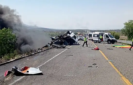 Çimento Kamyonu Katliam Gibi Kazaya Yol Açtı  21 Ölü