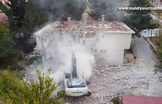 Darende'de ağır hasarlı binaların yıkımı sürüyor