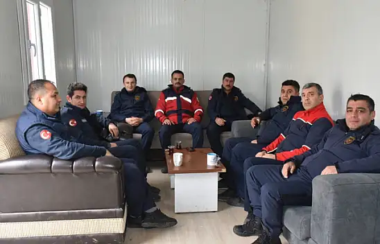 Depremde yüzlerce kişiyi enkazdan çıkaran Malatya İtfaiyesi konteynerde görevlerini sürdürüyor