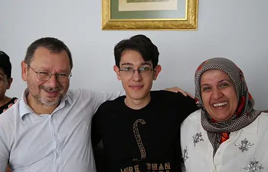 Depremzede Arda, YKS'de AYT sayısal Türkiye birincisi oldu