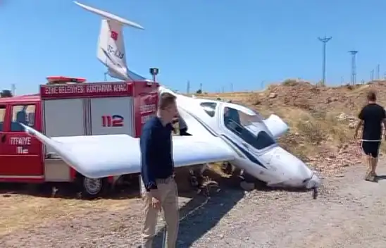 Eğitim Uçağı Tarla Üzerine Acil İniş Yaptı