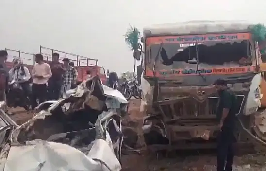 Fren Tutmadı, Kamyon Minibüsü Ezdi! 9 Ölü 2 Yaralı