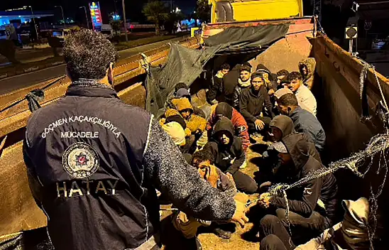 Hafriyat kamyonu kasasından moloz yerine göçmen çıktı