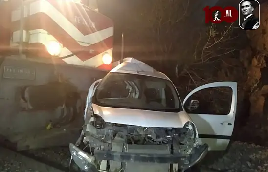 Hemzemin Geçitte Trenin Çarptığı Aracın Sürücüsü Yaralandı