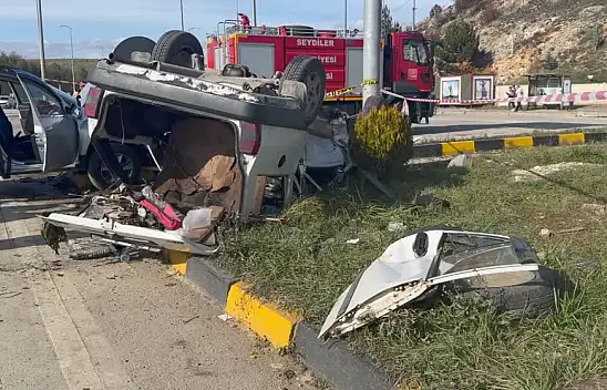 İki Otomobil Çarpıştı 1 Kişi Öldü 4 Kişi Yaralandı